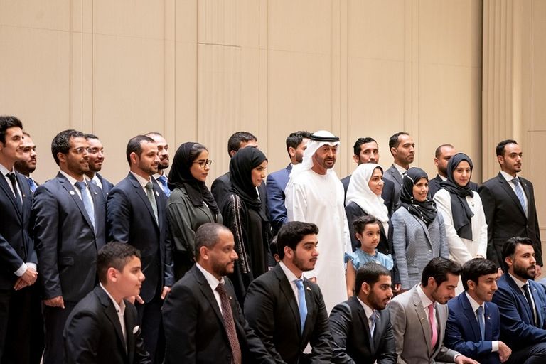الشيخ محمد بن زايد مع عدد من طلبة الإمارات في ألمانيا