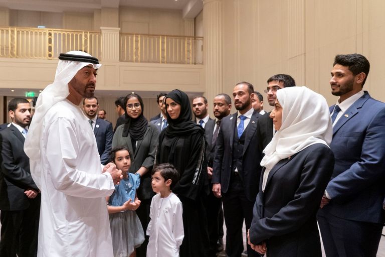 الشيخ محمد بن زايد مع عدد من طلبة الإمارات في ألمانيا