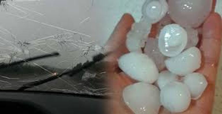 البرد يتسبب في إصابة 10 أتراك ويلحق أضرارا بالمنازل والسيارات