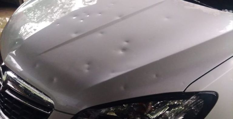 البرد يتسبب في إصابة 10 أتراك ويلحق أضرارا بالمنازل والسيارات