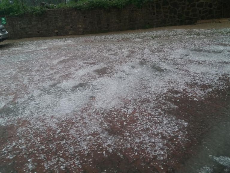 البرد يتسبب في إصابة 10 أتراك ويلحق أضرارا بالمنازل والسيارات