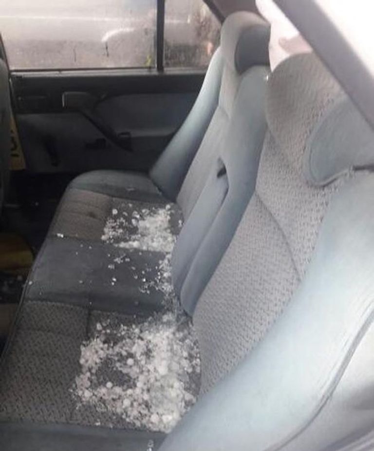 البرد يتسبب في إصابة 10 أتراك ويلحق أضرارا بالمنازل والسيارات