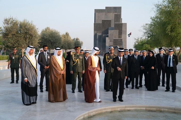 ملك ماليزيا يزور واحة الكرامة بأبوظبي