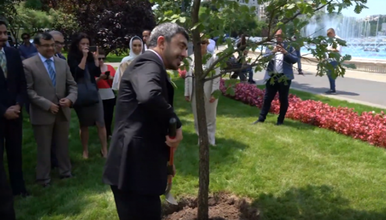 عبدالله بن زايد يزرع "شجرة التسامح" بحديقة "الأونيري" في بوخارست