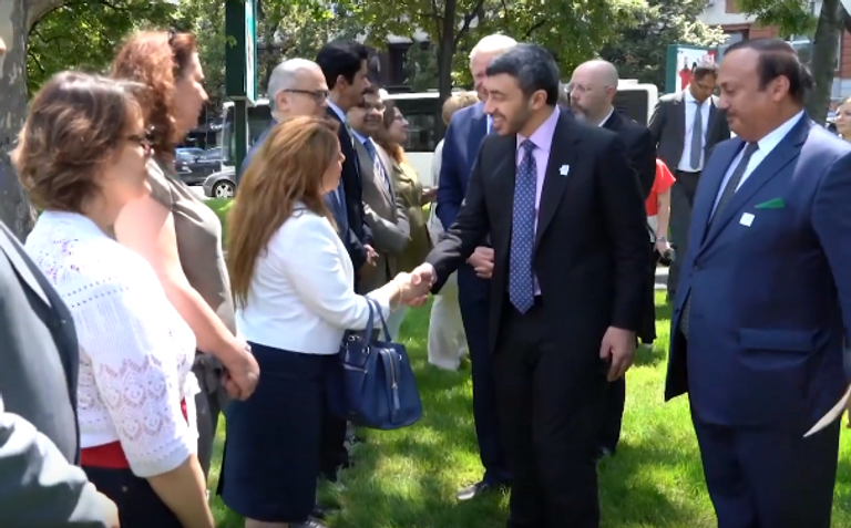 عبدالله بن زايد يزرع "شجرة التسامح" بحديقة "الأونيري" في بوخارست