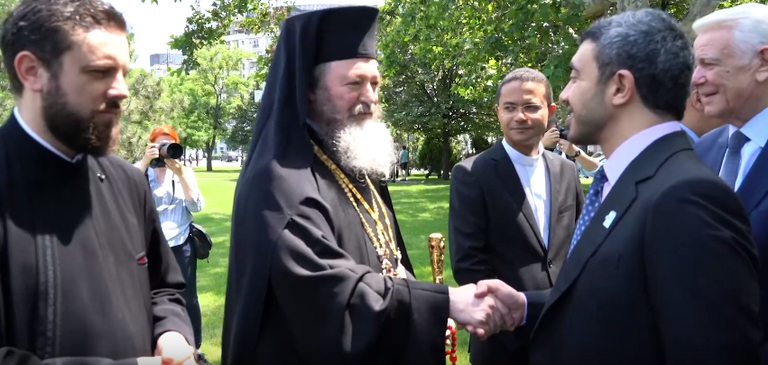 عبدالله بن زايد يزرع "شجرة التسامح" بحديقة "الأونيري" في بوخارست