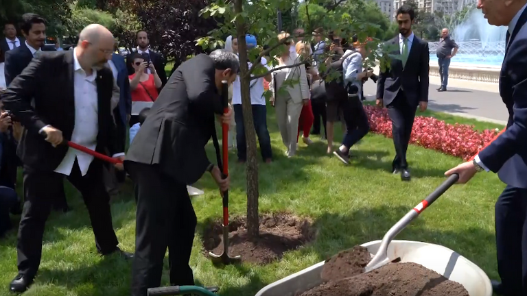 عبدالله بن زايد يزرع "شجرة التسامح" بحديقة "الأونيري" في بوخارست
