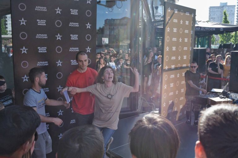 روسيات يقتحمن عرض أزياء للتنديد بالاستغلال التجاري للحرب في سوريا