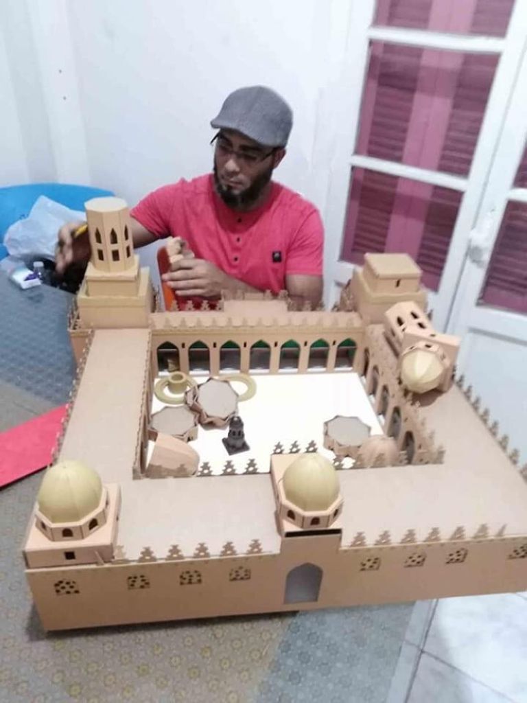 محمود يصنع من الكارتون إحدى تحفه الفنية