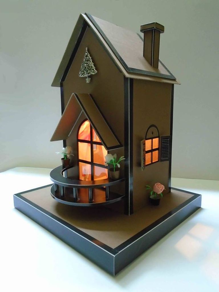 محمود يصنع من الكارتون إحدى تحفه الفنية