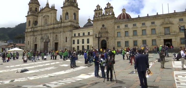 "الزجاج المحطم"  أحدث أعمال الفنانة الكولومبية دوريس سالسيدو