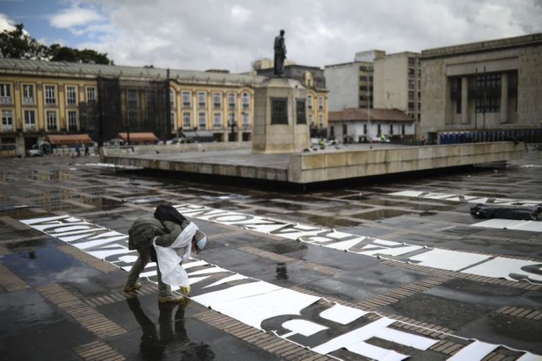 "الزجاج المحطم"  أحدث أعمال الفنانة الكولومبية دوريس سالسيدو