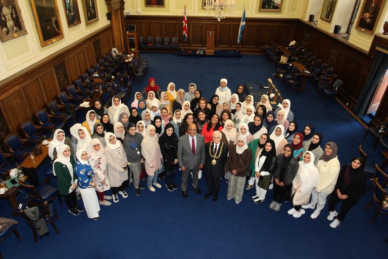 عمدة "دندي" الاسكتلندية يرحب بطالبات البرنامج الصيفي لكلية آل مكتوم