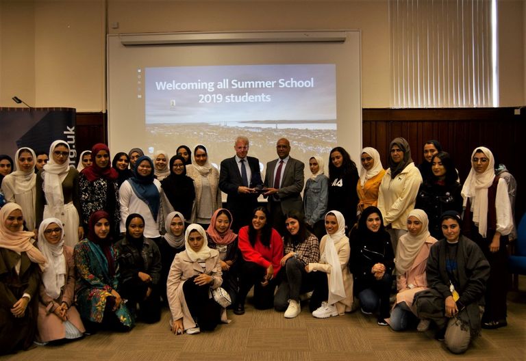 عمدة "دندي" الاسكتلندية يرحب بطالبات البرنامج الصيفي لكلية آل مكتوم