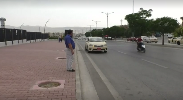 نسرين محمد داخل سيارتها خلال ساعات العمل