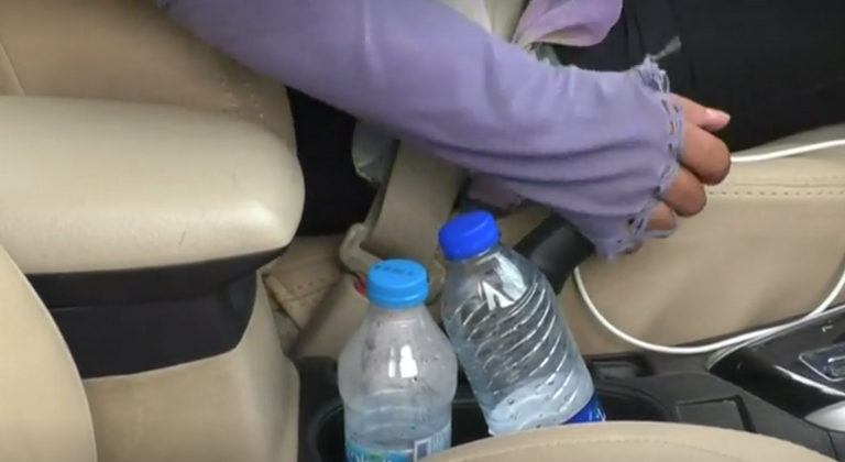 نسرين محمد داخل سيارتها خلال ساعات العمل