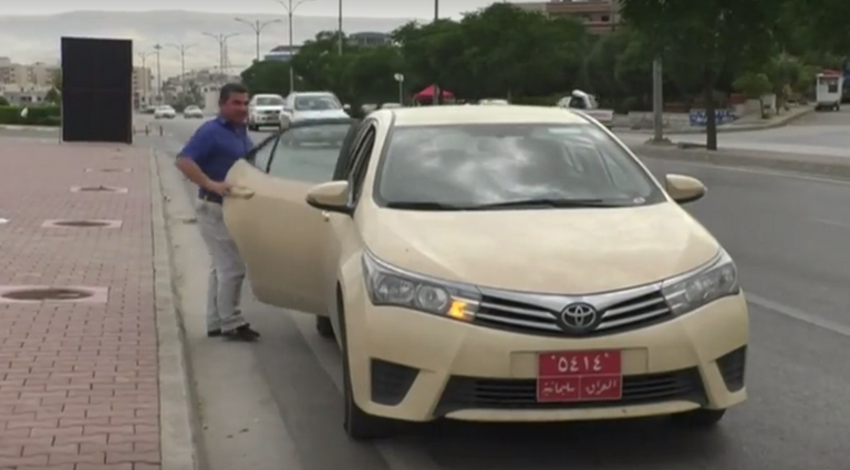 نسرين محمد داخل سيارتها خلال ساعات العمل