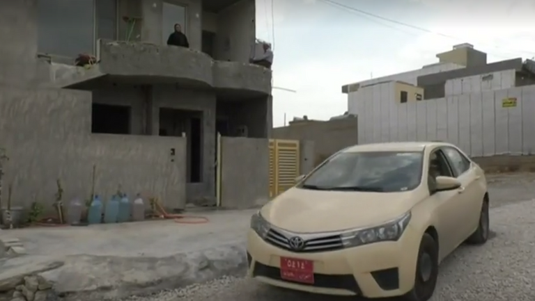 نسرين محمد داخل سيارتها خلال ساعات العمل