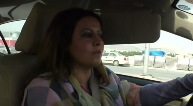 نسرين محمد داخل سيارتها خلال ساعات العمل