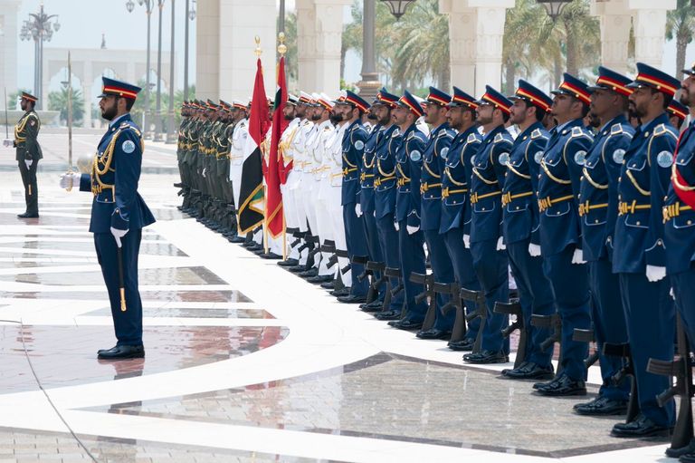 مراسم الاستقبال الرسمية لملك ماليزيا في قصر الوطن بأبوظبي الشيخ محمد بن زايد آل نهيان وملك ماليزيا السلطان عبدالله أحمد شاه