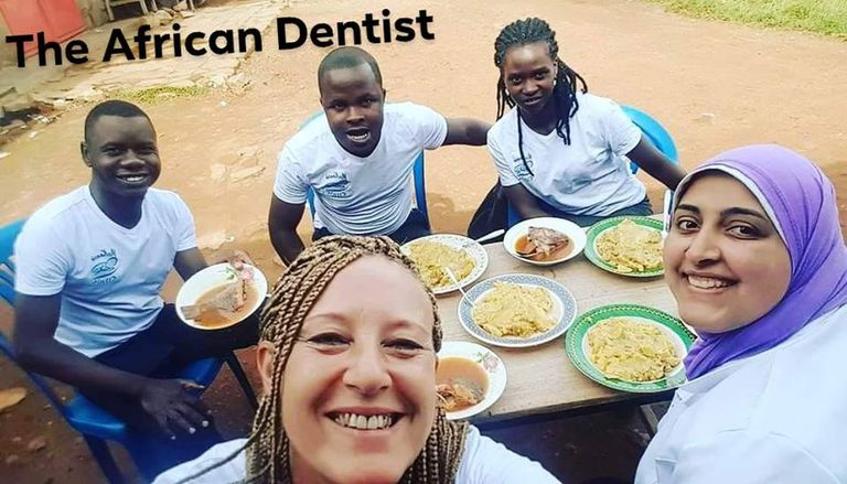 رانيا إيهاب مع مرضى إحدى الدول الأفريقية