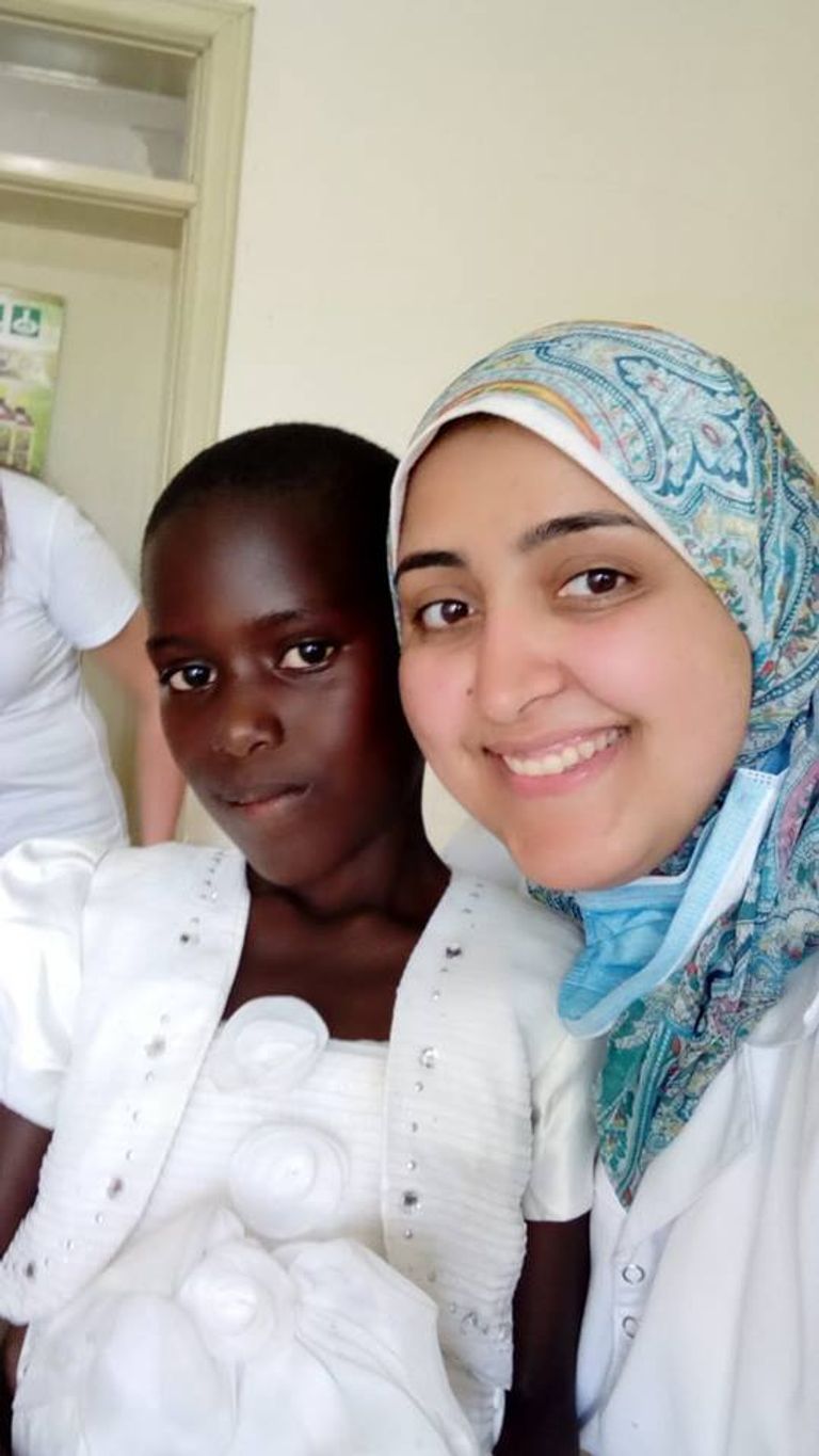 رانيا إيهاب مع مرضى إحدى الدول الأفريقية