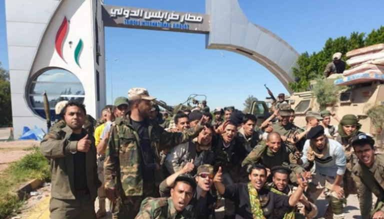 قوات الجيش الليبي أمام مطار طرابلس الدولي
