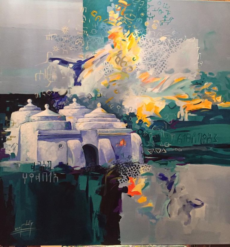 الرسامة الإماراتية منى الخاجة بجانب لوحتها "مسجد البدية"