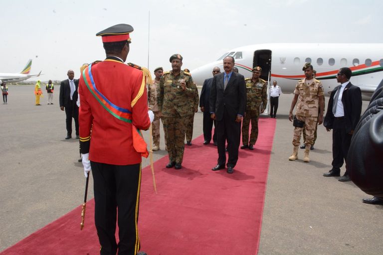 رئيس إريتريا يستقبل رئيس المجلس العسكري الانتقالي السوداني