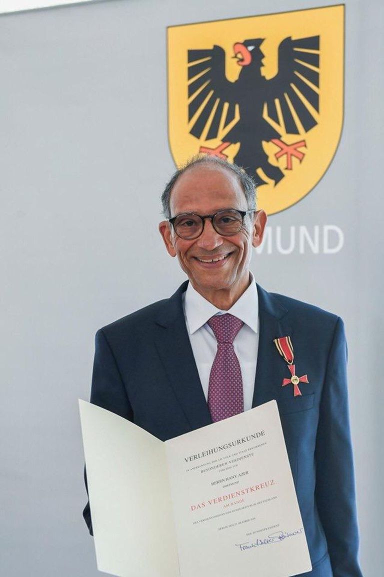 هاني عازر يتسلم وسام الاستحقاق من ألمانيا