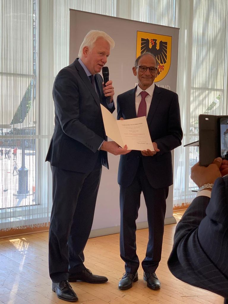 هاني عازر يتسلم وسام الاستحقاق من ألمانيا