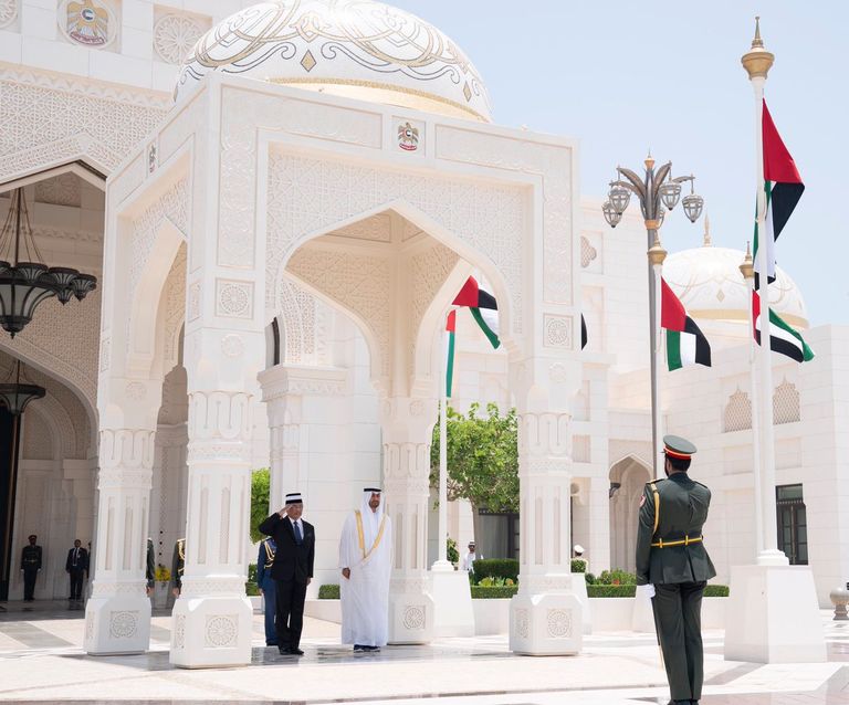 الشيخ محمد بن زايد يودع ملك ماليزيا