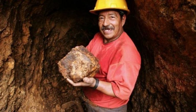 عامل بمنجم للذهب في الإكوادور