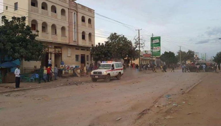 سيارة إسعاف قرب موقع تفجير بالصومال