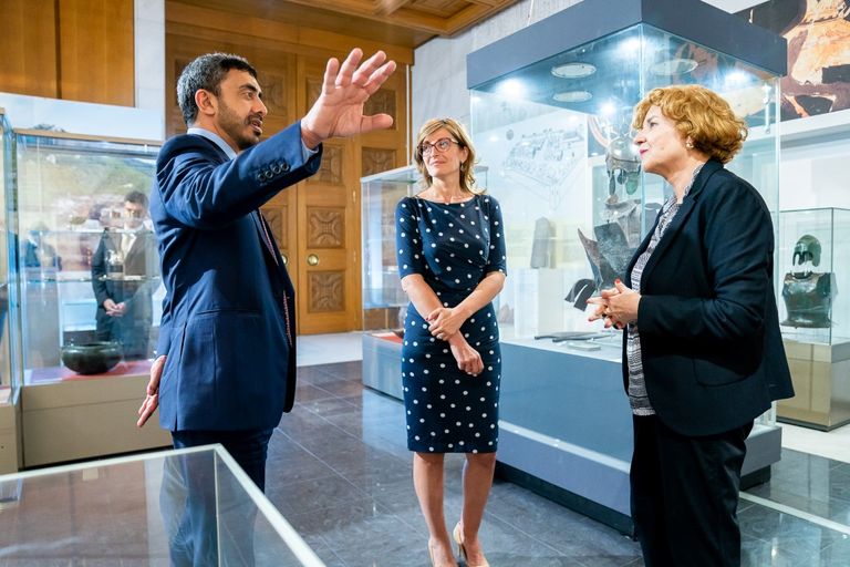 عبدالله بن زايد يزور المتحف الوطني التاريخي في بلغاريا