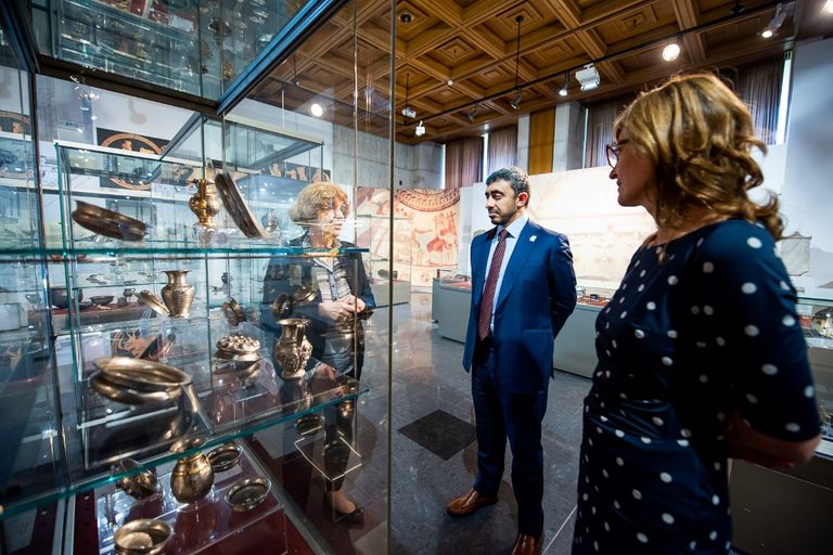 عبدالله بن زايد يزور المتحف الوطني التاريخي في بلغاريا