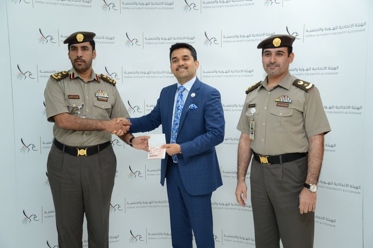 مستثمر يتسلم الإقامة الذهبية