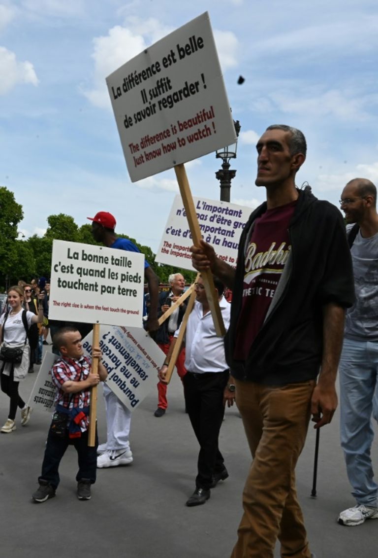 مسيرة لطوال القامة في الشانزليزيه