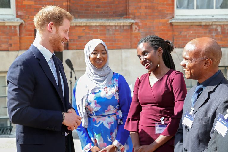 الأمير هاري يمازح إحدى المكرمات