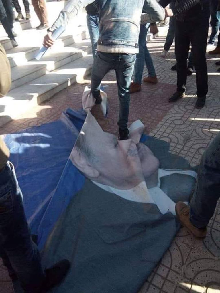 تمزيق صورة بوتفليقة في محافظة خنشلة