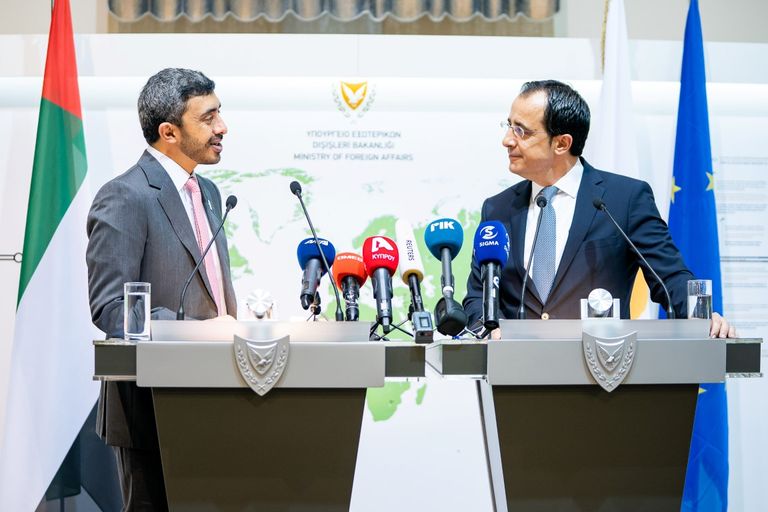 الشيخ عبدالله بن زايد ووزير الخارجية القبرصي