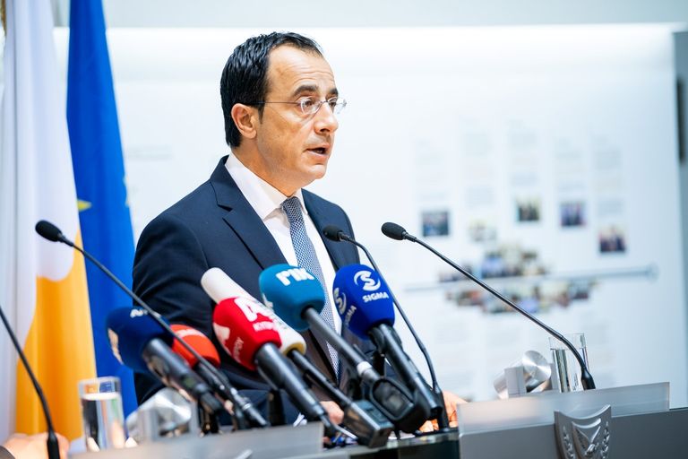 الشيخ عبدالله بن زايد ووزير الخارجية القبرصي