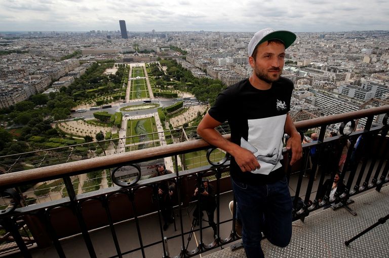 لوحة الفنان الفرنسي سيب عند برج إيفل في باريس