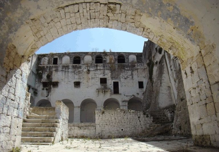 كازاماسيما.. قرية إيطاليا الزرقاء