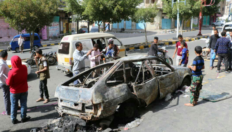 سيارة مدنية تعرضت لقصف حوثي وسط مدينة تعز