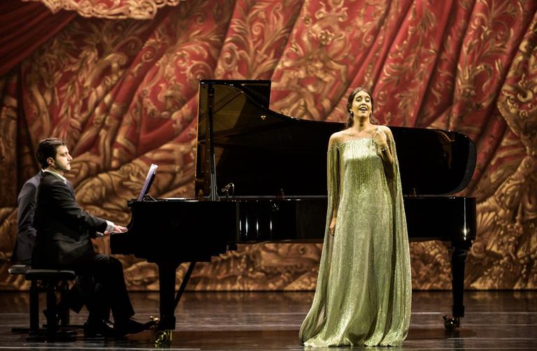 فرح الديباني أثناء تسلمها جائزة أوبرا باريس 2019