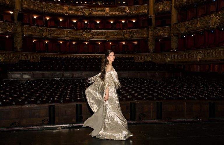 فرح الديباني أثناء تسلمها جائزة أوبرا باريس 2019