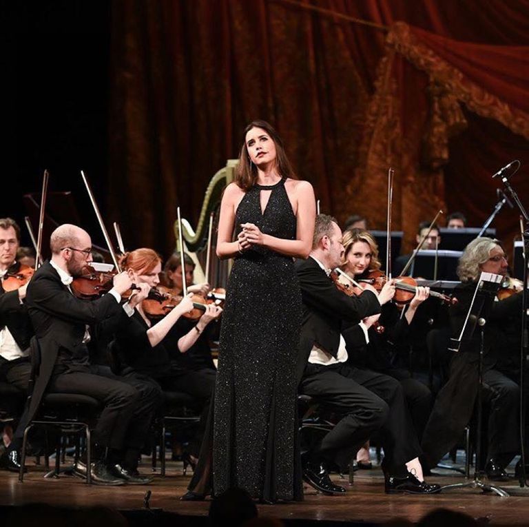 فرح الديباني أثناء تسلمها جائزة أوبرا باريس 2019