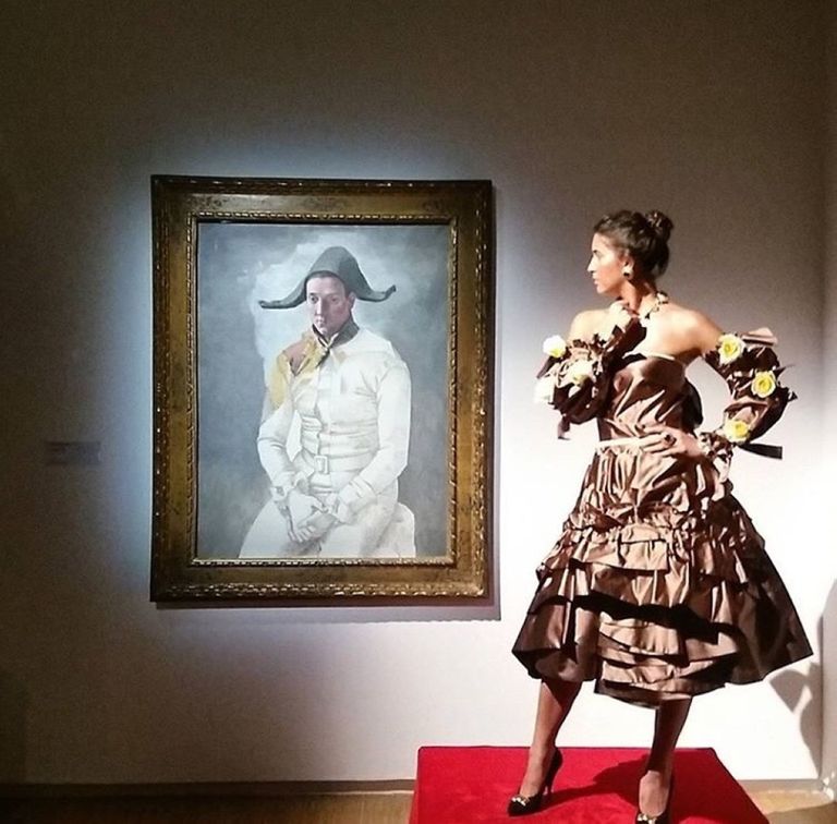 فرح الديباني أثناء تسلمها جائزة أوبرا باريس 2019