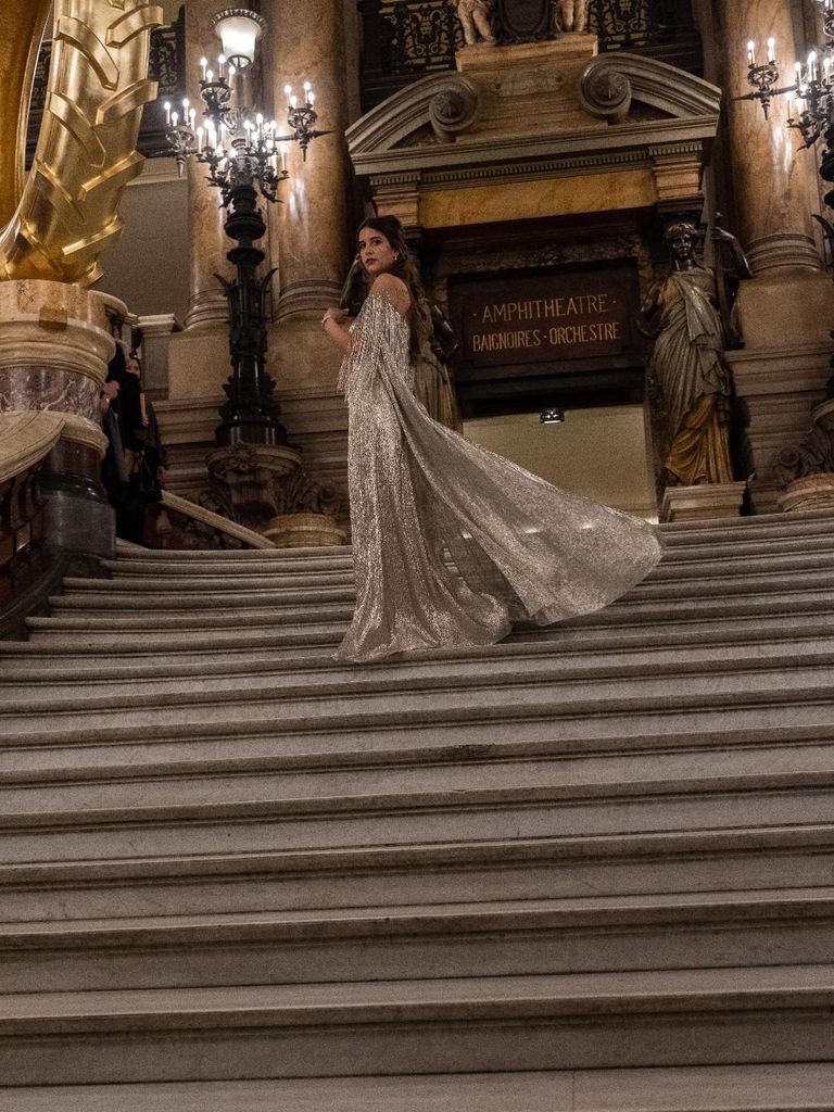 فرح الديباني أثناء تسلمها جائزة أوبرا باريس 2019